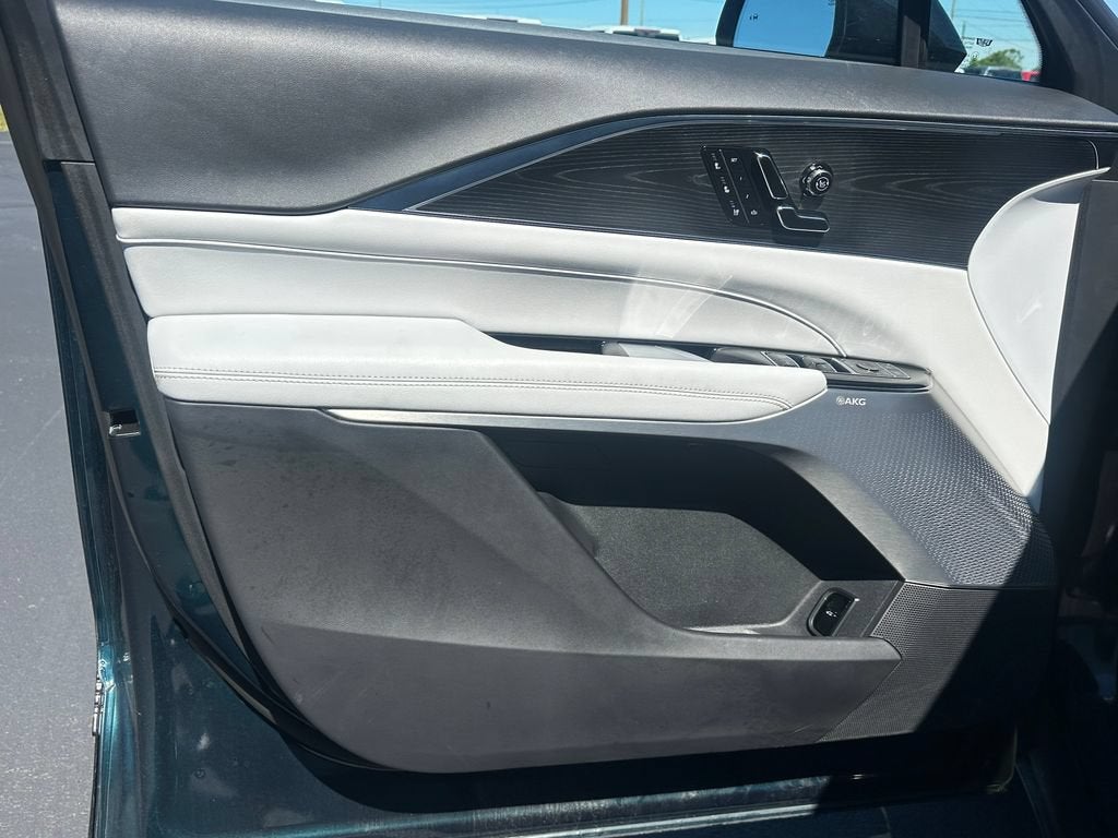 2024 Cadillac LYRIQ Luxury 2